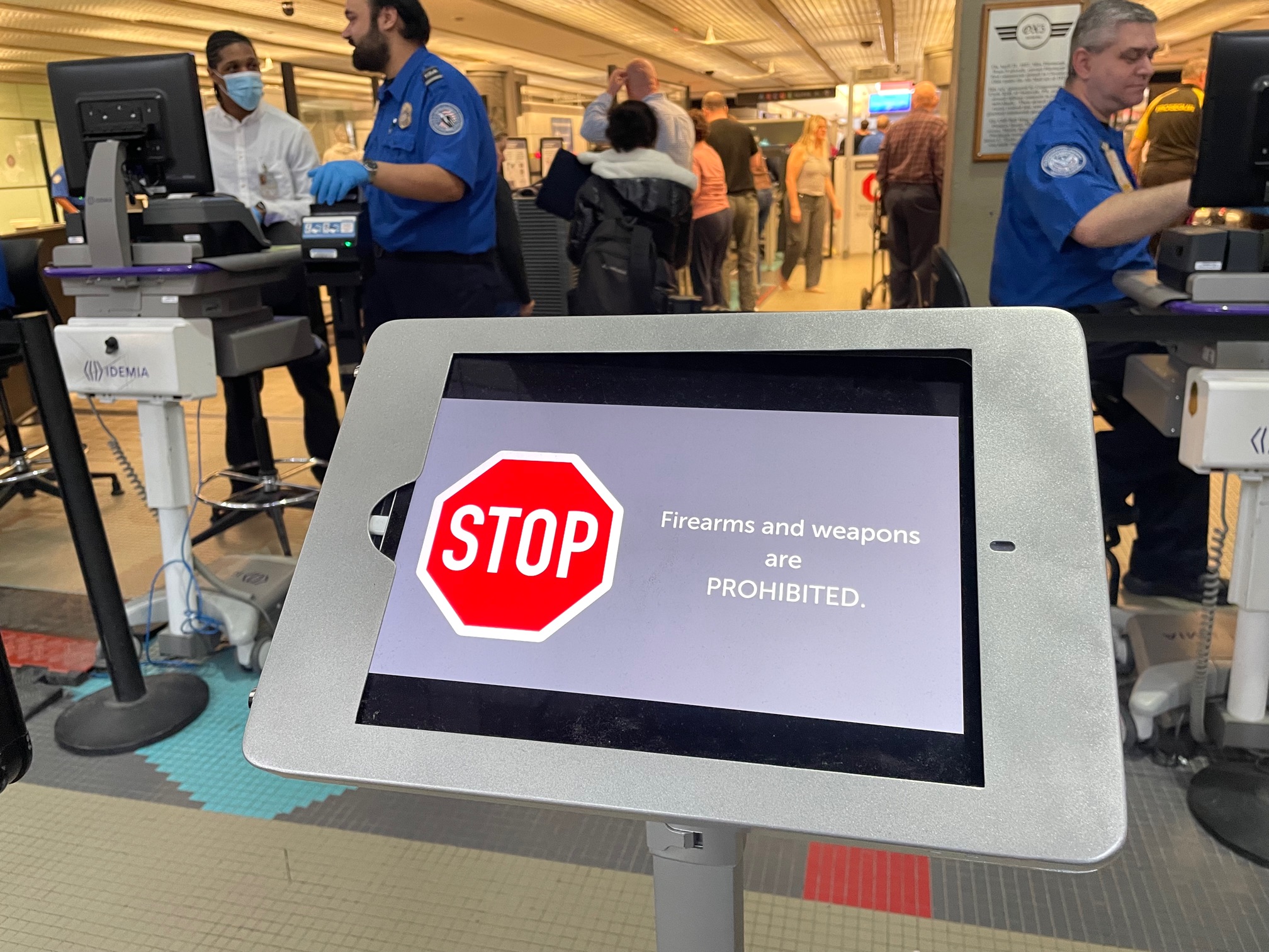 One of two electronic signs at the entrance to the main checkpoint at Pittsburgh International Airport to remind travelers not to bring their gun into the checkpoint. (TSA photo)