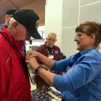 Volunteer assists veteran photo