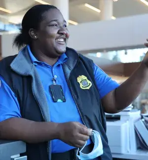 PHX TSA Officer Erica Vinegar (Photo by Aida Chavez)